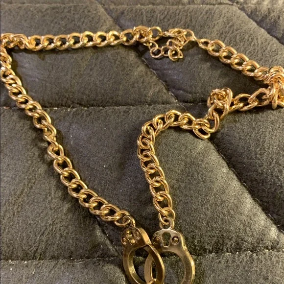 Handcuffs, key and keyhole pendants on 16” gold tone novelty necklace - Picture 3 of 4